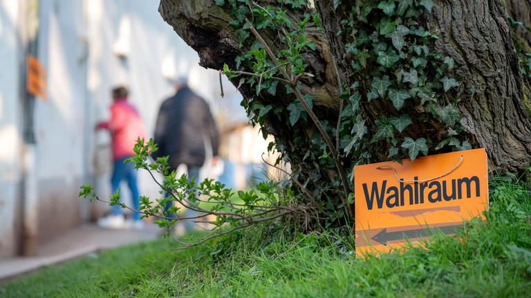 Bürger gehen in ein Wahllokal zur Abgabe ihrer Stimmen