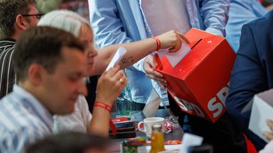 Die Delegierten geben auf der SPD-Landesvertreterversammlung ihre Stimmen für die Wahl der Spitzenkandidatin ab.