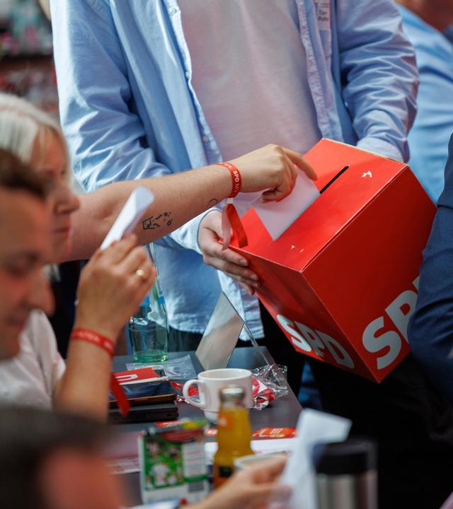Die Delegierten geben auf der SPD-Landesvertreterversammlung ihre Stimmen für die Wahl der Spitzenkandidatin ab.