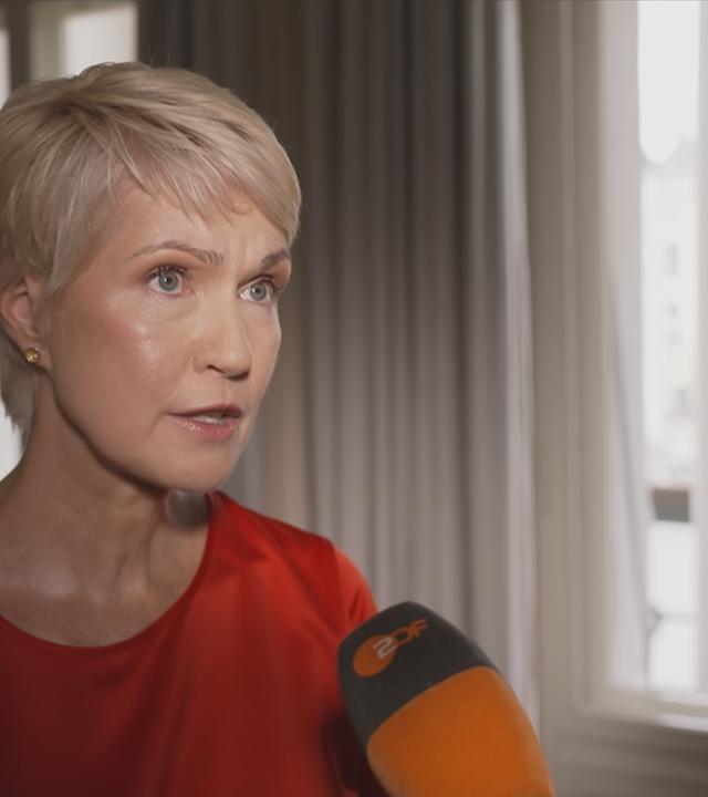 Man sieht Ministerpräsidentin Schwesig im Interview 