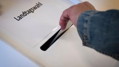 Ein Wähler wirft seinen Stimmzettel in die Wahlurne in einem Wahllokal.