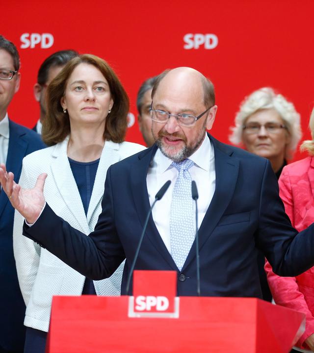 social democratic party (spd) top candidate hannelore kraft stands beside spd leader martin schulz in berlin