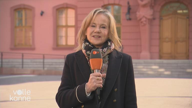 Christel Haas mit ZDF-Mirko vor dem Landtag in Mainz