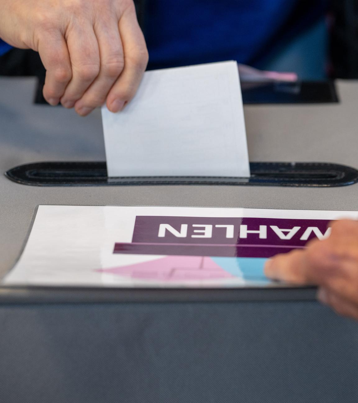  Eine Wählerin wirft ihren Wahlzettel in eine Wahlurne. In Rheinland-Pfalz ist heute Landtagswahl.