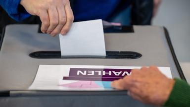  Eine Wählerin wirft ihren Wahlzettel in eine Wahlurne. In Rheinland-Pfalz ist heute Landtagswahl.