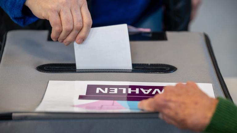  Eine Wählerin wirft ihren Wahlzettel in eine Wahlurne. In Rheinland-Pfalz ist heute Landtagswahl.