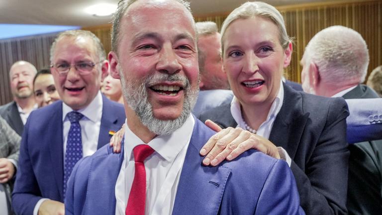 Rheinland-Pfalz, Mainz: Jan Bollinger (AfD), Spitzenkandidat seiner Partei, und Alice Weidel (AfD), Vorsitzende der AfD-Bundestagsfraktion, bei der Wahlparty der AfD im Abgeordnetenhaus