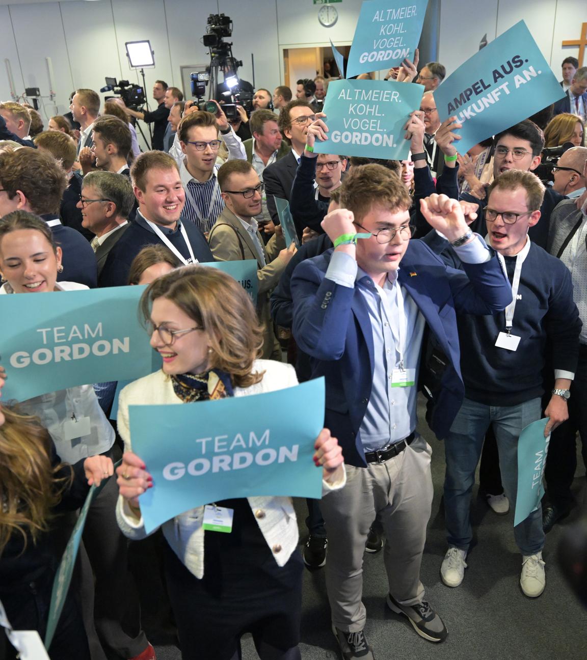 Rheinland-Pfalz, Mainz: Anhänger der CDU reagieren nach der Prognose zum Ergebnis der Landtagswahl in Rheinland-Pfalz.