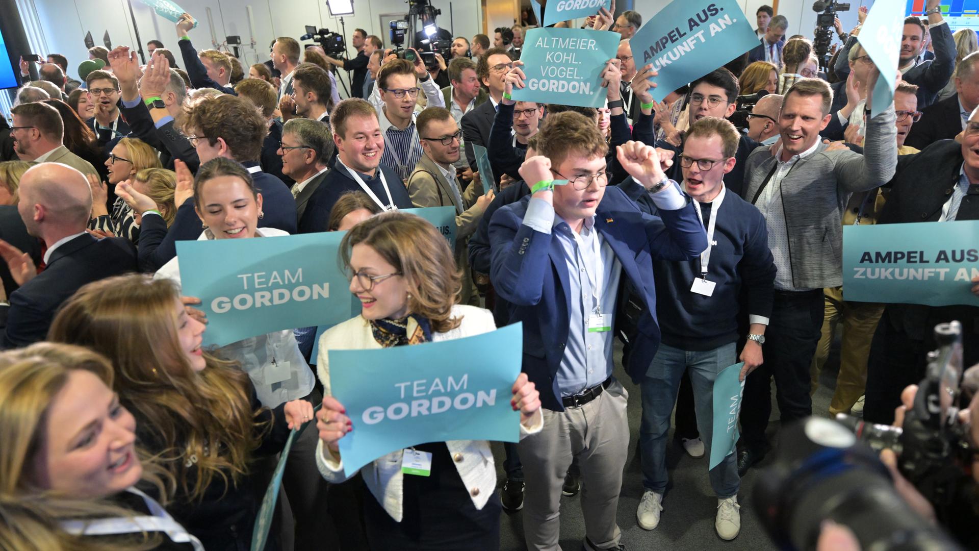 Rheinland-Pfalz, Mainz: Anhänger der CDU reagieren nach der Prognose zum Ergebnis der Landtagswahl in Rheinland-Pfalz.