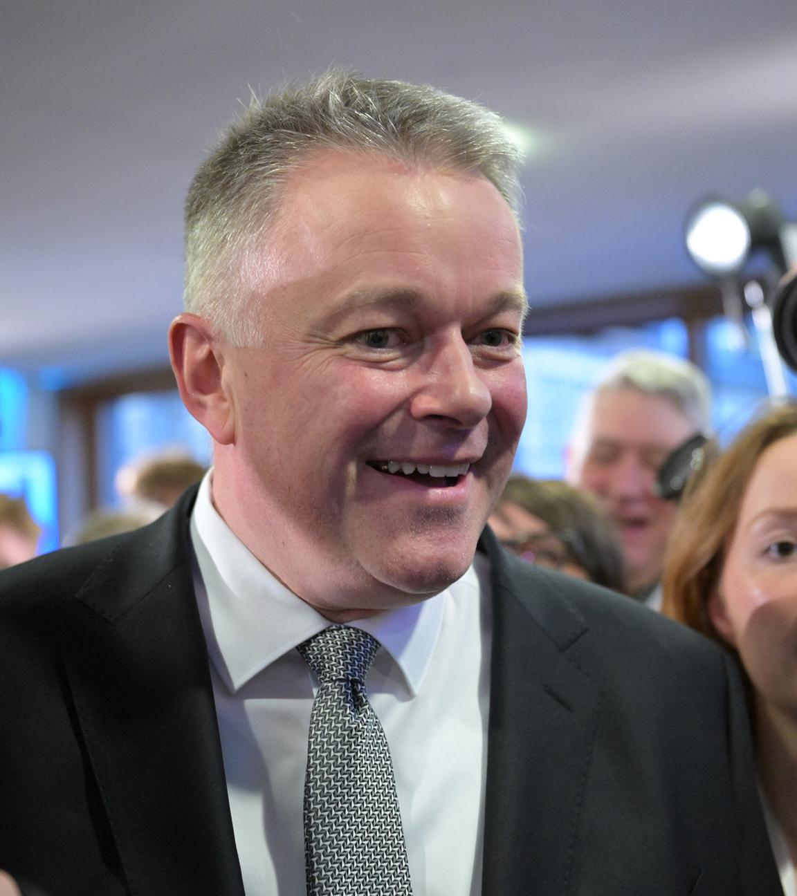 Rheinland-Pfalz, Mainz: Gordon Schnieder (M), CDU-Spitzenkandidat für die Landtagswahl in Rheinland-Pfalz, lacht bei der CDU-Wahlparty.