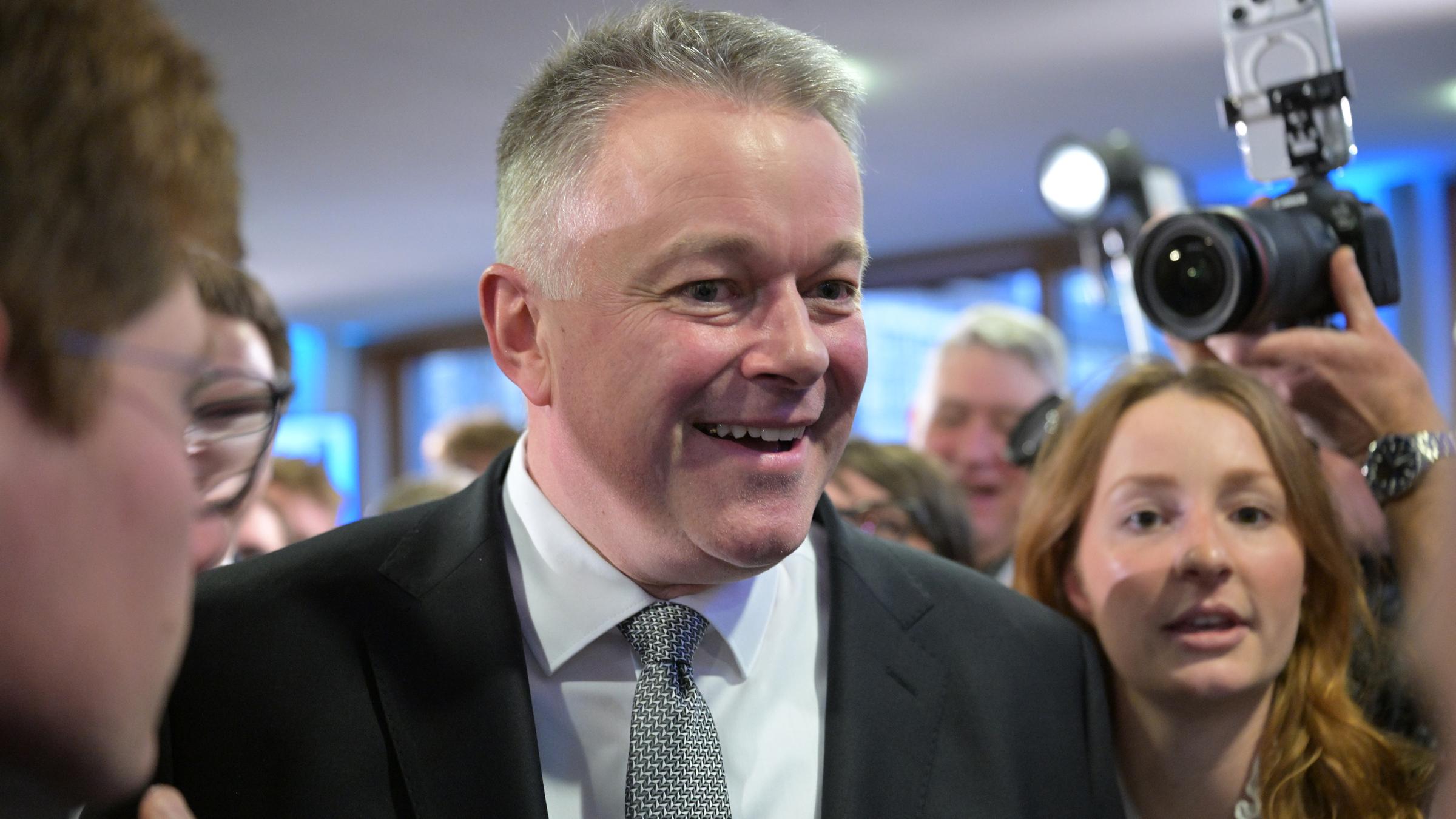 Rheinland-Pfalz, Mainz: Gordon Schnieder (M), CDU-Spitzenkandidat für die Landtagswahl in Rheinland-Pfalz, lacht bei der CDU-Wahlparty.