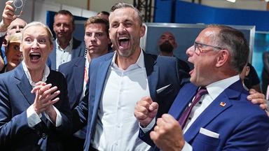 Sachsen-Anhalt, Magdeburg: Ulrich Siegmund (M, AfD), Spitzenkandidat und Co-Vorsitzender der AfD-Landtagsfraktion Sachsen-Anhalt, jubelt mit Alice Weidel (l, AfD), Bundesvorsitzende und Co-Vorsitzende der AfD-Bundestagsfraktion, und Tino Chrupalla (AfD), Bundesvorsitzender und Co-Vorsitzender der AfD-Bundestagsfraktion, nach der Prognose zum Ergebnis der Landtagswahl Sachsen-Anhalt. 
