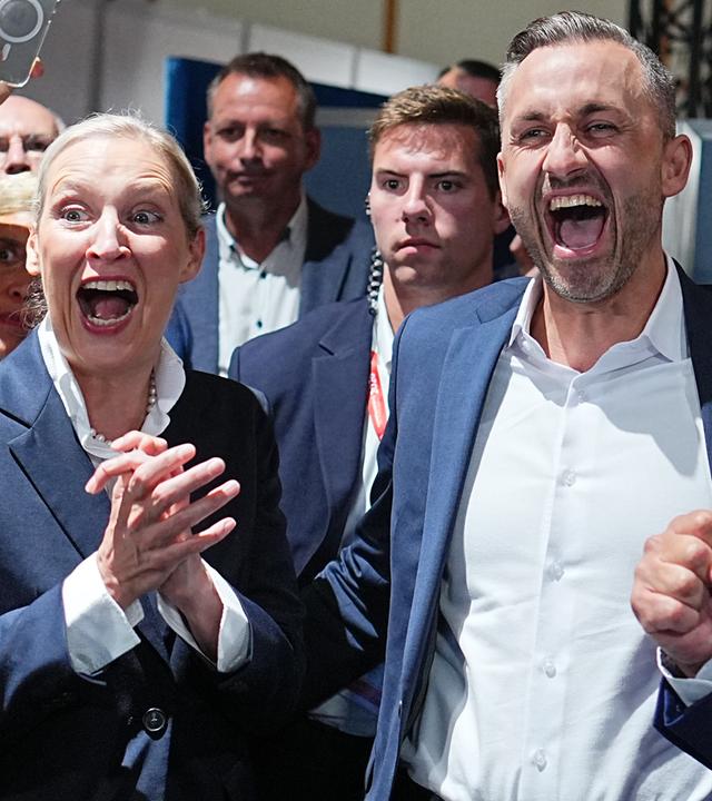 Sachsen-Anhalt, Magdeburg: Ulrich Siegmund (M, AfD), Spitzenkandidat und Co-Vorsitzender der AfD-Landtagsfraktion Sachsen-Anhalt, jubelt mit Alice Weidel (l, AfD), Bundesvorsitzende und Co-Vorsitzende der AfD-Bundestagsfraktion, und Tino Chrupalla (AfD), Bundesvorsitzender und Co-Vorsitzender der AfD-Bundestagsfraktion, nach der Prognose zum Ergebnis der Landtagswahl Sachsen-Anhalt. 
