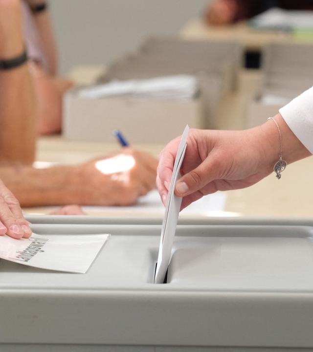 Sachsen-Anhalt, Magdeburg: Eine Wählerin wirft in einem Wahllokal ihren Stimmzettel in eine Wahlurne.