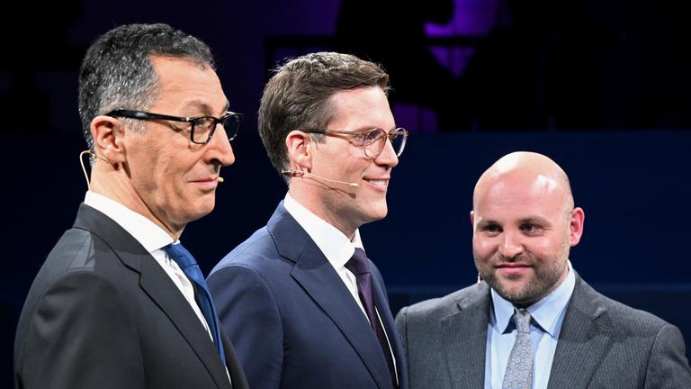 Die Spitzenkandidaten zur Landtagswahl, Cem Özdemir (Grüne, l-r), Manuel Hagel (CDU) und Markus Frohnmaier (AfD) treffen beim Triell aufeinander