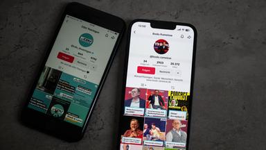 Zwei Smartphones, eines mit dem geöffneten TikTok-Account der CDU Thüringen, eines mit dem geöffneten TikTok-Account von Bodo Ramelow (Die Linke)