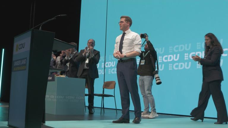 Manuel Hagel auf Bühne bei CDU 