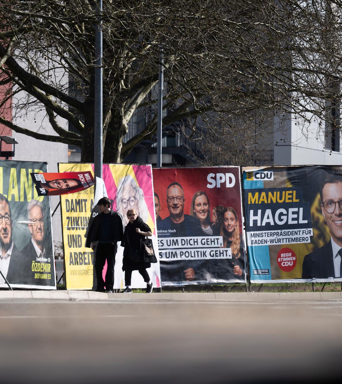  Baden-Württemberg, Böblingen: Wahlplakate zur Landtagswahl in Baden-Württemberg sind an einer Straße zu sehen.