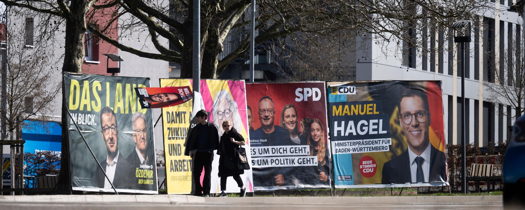  Baden-Württemberg, Böblingen: Wahlplakate zur Landtagswahl in Baden-Württemberg sind an einer Straße zu sehen.