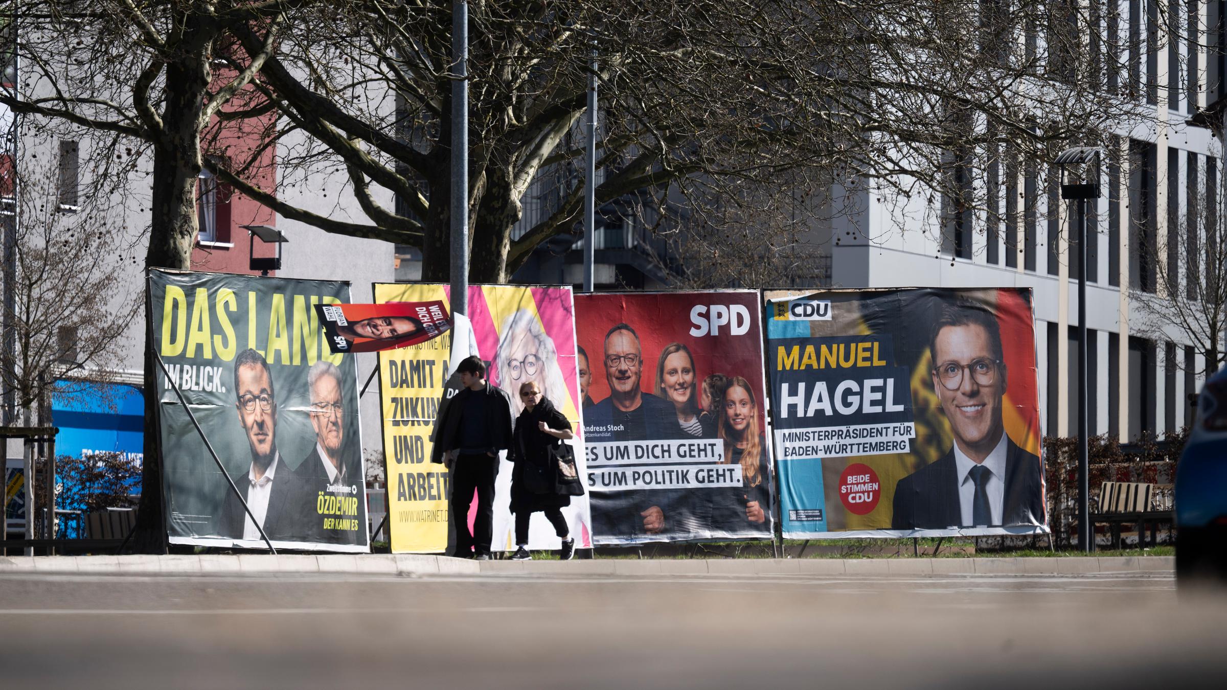  Baden-Württemberg, Böblingen: Wahlplakate zur Landtagswahl in Baden-Württemberg sind an einer Straße zu sehen.
