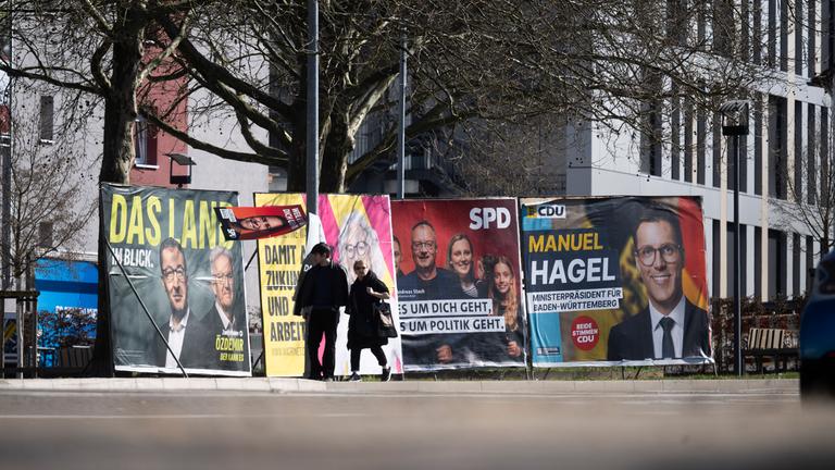  Baden-Württemberg, Böblingen: Wahlplakate zur Landtagswahl in Baden-Württemberg sind an einer Straße zu sehen.