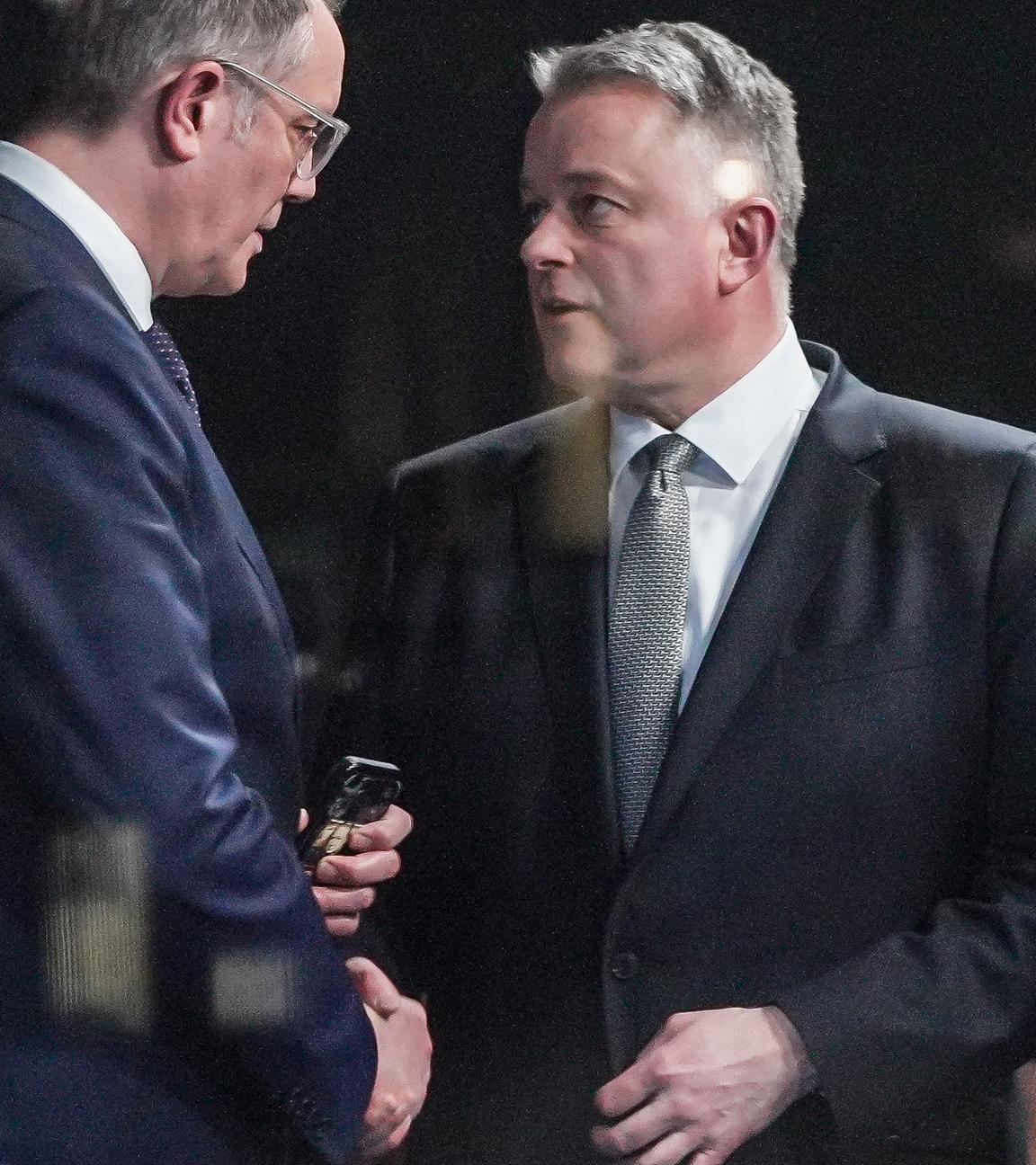 Bisherhiger Ministerpräsident von Rheinland-Pfalz Alexander Schweitzer gibt Gordon Schnieder von der CDU die Hand. 