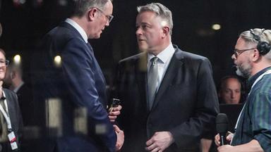 Bisherhiger Ministerpräsident von Rheinland-Pfalz Alexander Schweitzer gibt Gordon Schnieder von der CDU die Hand. 