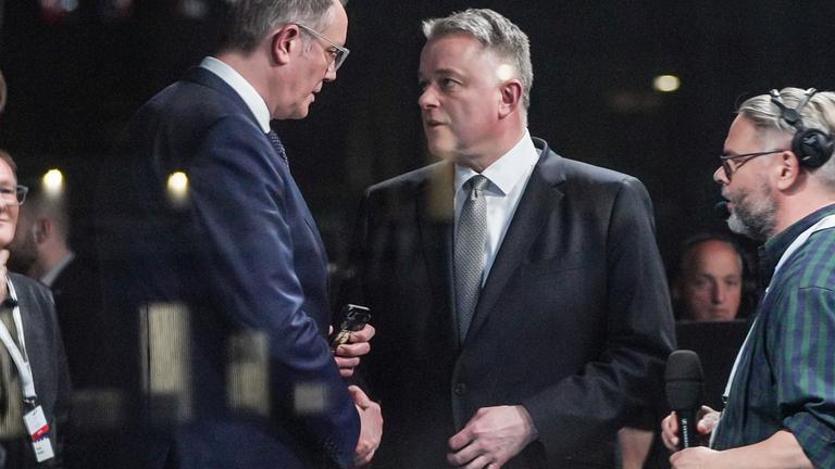 Bisherhiger Ministerpräsident von Rheinland-Pfalz Alexander Schweitzer gibt Gordon Schnieder von der CDU die Hand. 