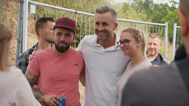 Man sieht Ulrich Siegmund mit einer Frau und einem Mann 