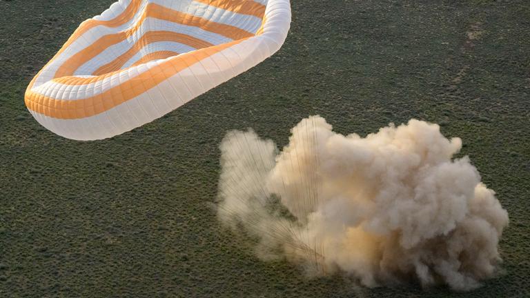 Eine bemannte Soyus-Raumkapsel landet in Kasachstan.
