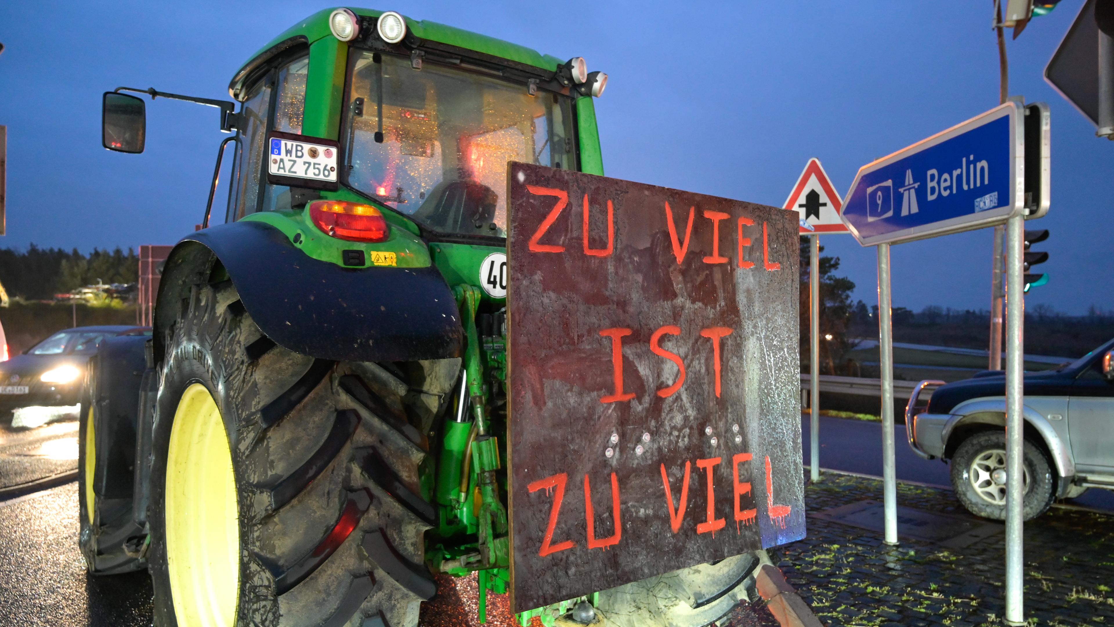 Traktoren von Bauern aus der Umgebung von Wittenberg blockieren die Zufahrt zur A9 bei Coswig.