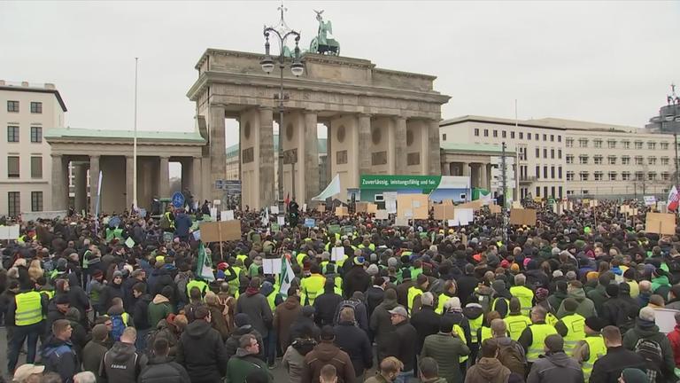 Auf dem Bild sieht man wie Landwirte demonstrieren.