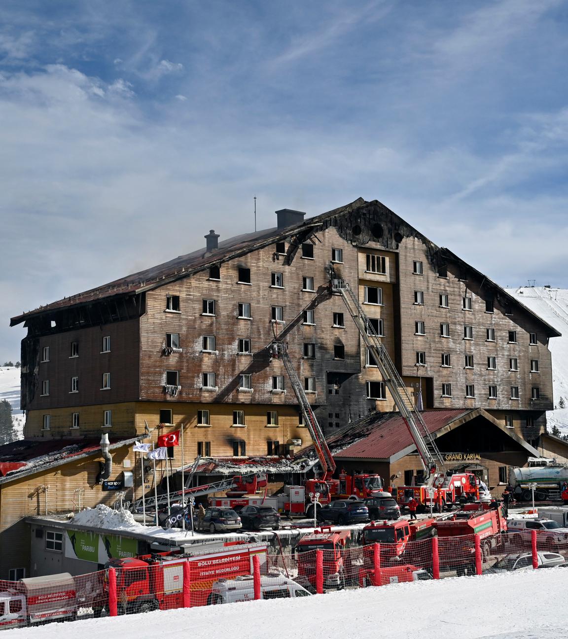 21.01.2025, Türkei, Kartalkaya: Feuerwehrleute arbeiten am Unglücksort nach dem Ausbruch eines Feuers in einem Hotel im Skigebiet Kartalkaya in der Provinz Bolu im Nordwesten der Türkei. 