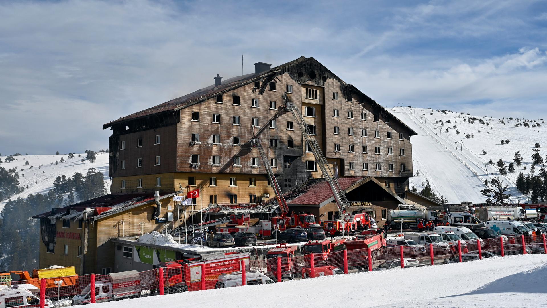 21.01.2025, Türkei, Kartalkaya: Feuerwehrleute arbeiten am Unglücksort nach dem Ausbruch eines Feuers in einem Hotel im Skigebiet Kartalkaya in der Provinz Bolu im Nordwesten der Türkei. 