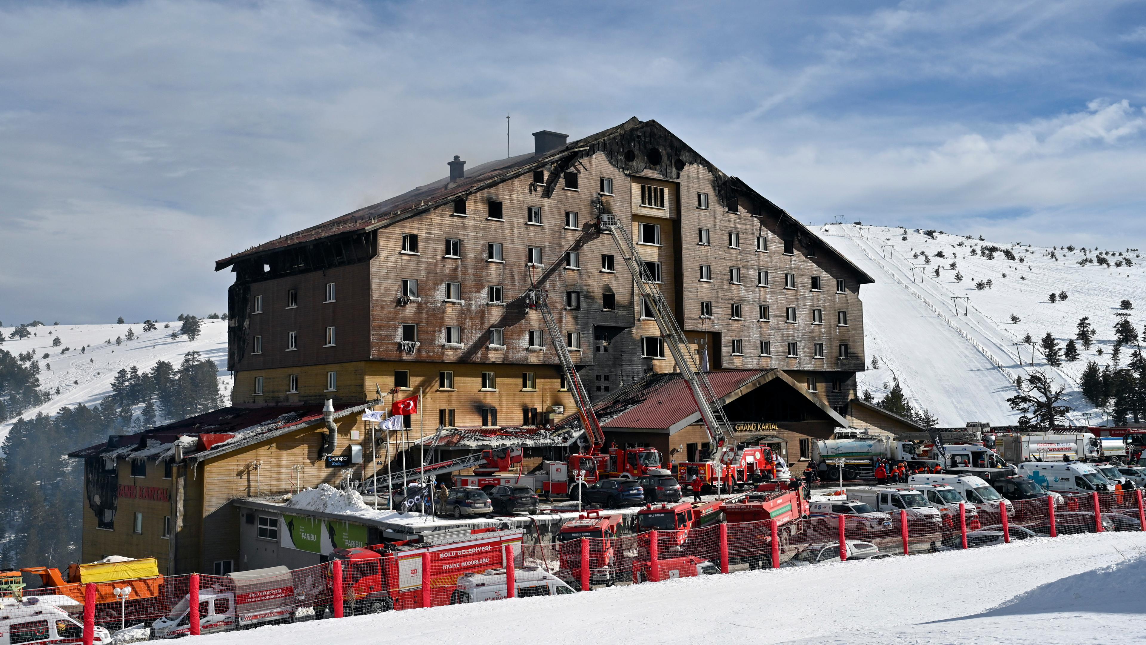 21.01.2025, Türkei, Kartalkaya: Feuerwehrleute arbeiten am Unglücksort nach dem Ausbruch eines Feuers in einem Hotel im Skigebiet Kartalkaya in der Provinz Bolu im Nordwesten der Türkei. 