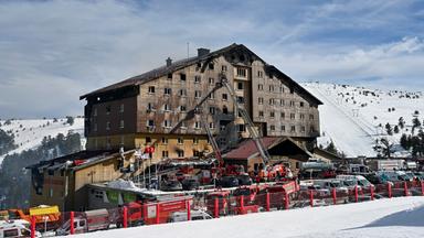 21.01.2025, Türkei, Kartalkaya: Feuerwehrleute arbeiten am Unglücksort nach dem Ausbruch eines Feuers in einem Hotel im Skigebiet Kartalkaya in der Provinz Bolu im Nordwesten der Türkei. 