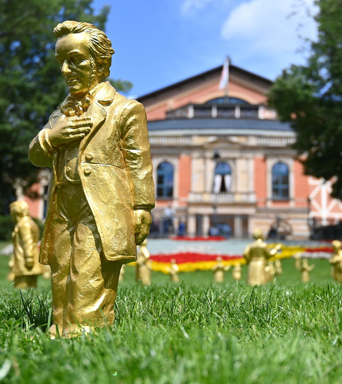 Richard Wagner Skulptur,goldene Figur auf dem Gruenen Huegel vor dem Festspielhaus.