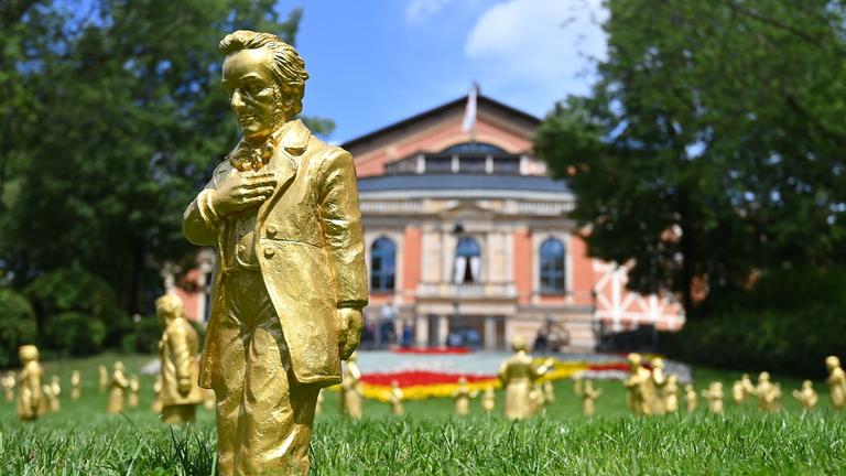 Richard Wagner Skulptur,goldene Figur auf dem Gruenen Huegel vor dem Festspielhaus.