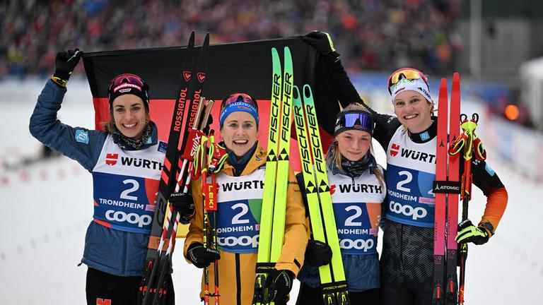 Das DSV-Langlauf-Quartett Pia Fink (l-r), Katharina Hennig, Helen Hoffmann und Victoria Carl jubelt über WM-Bronze