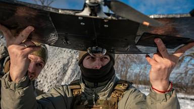 Archiv: Ukrainische Soldaten bereiten am 12. 01. 2024 in der Oblast Donezk, Ukraine, eine Langstreckendrohne in der Nähe der Bachmut-Frontlinie vor. 