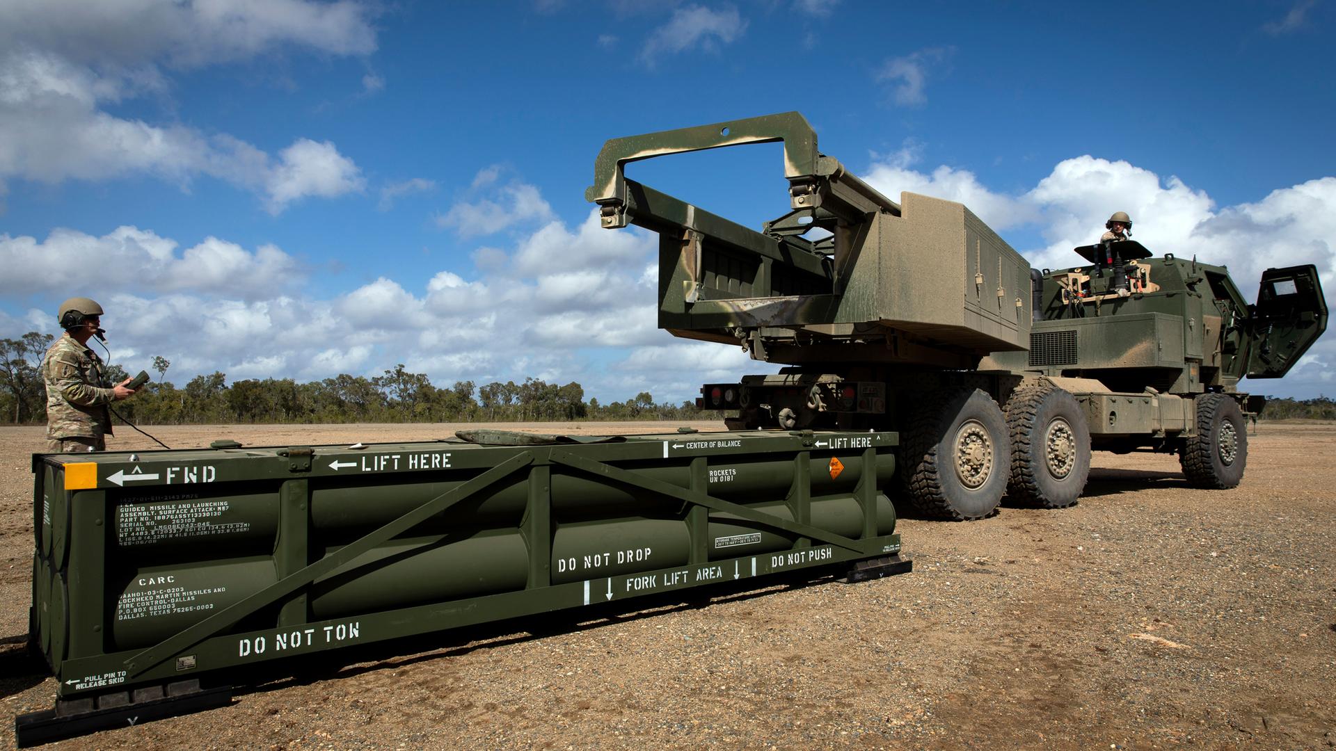Vorbereitung der Verladung des taktischen Raketensystems der Armee (ATACMS) auf das hochmobile Artillerieraketensystem (HIMARS).