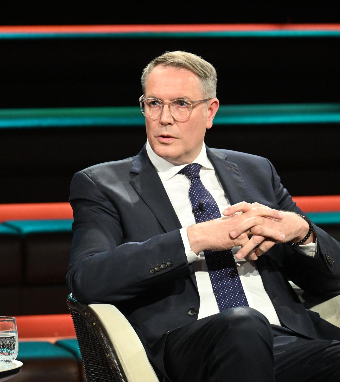 Alexander Schweitzer sitzt im TV-Studio von Markus Lanz