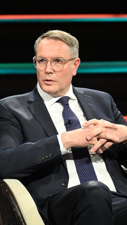 Alexander Schweitzer sitzt im TV-Studio von Markus Lanz