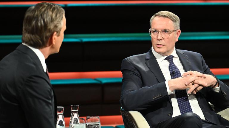 Alexander Schweitzer sitzt im TV-Studio von Markus Lanz
