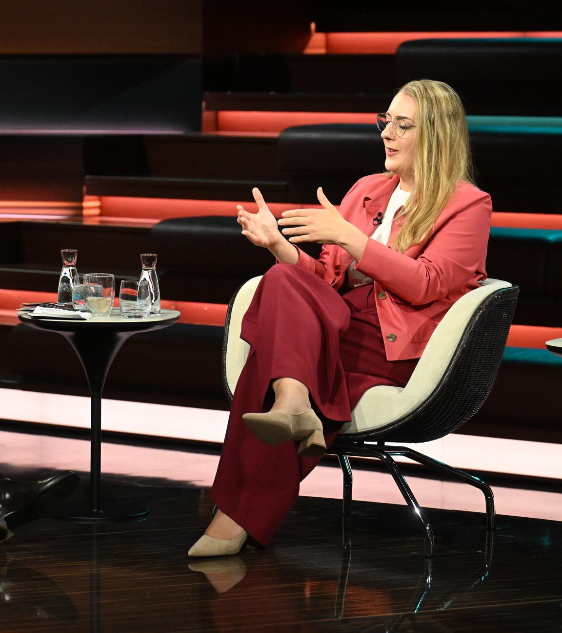 Dröge sitzt in rotem Anzug bei Lanz und gestikuliert mit beiden Händen.