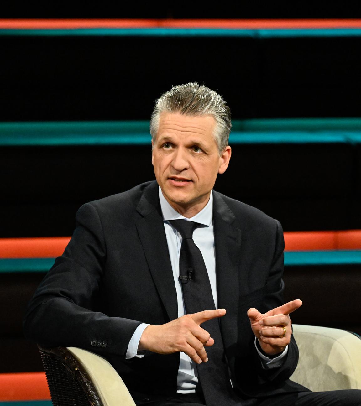 Thorsten Frei sitzt gestikulierend im schwarzen Anzug bei Lanz