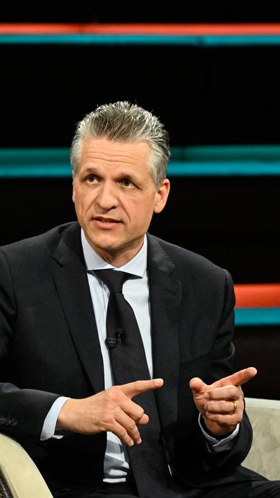 Thorsten Frei sitzt gestikulierend im schwarzen Anzug bei Lanz