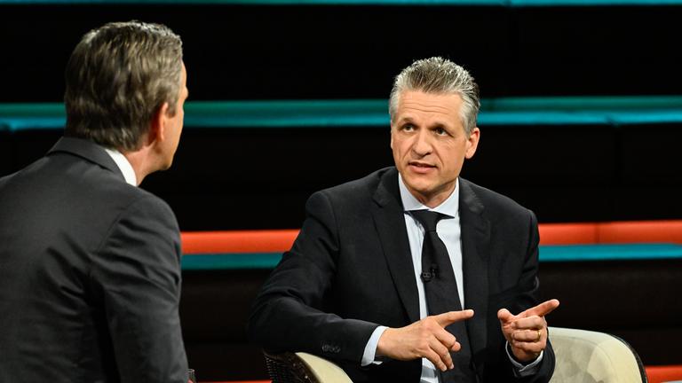 Thorsten Frei sitzt gestikulierend im schwarzen Anzug bei Lanz