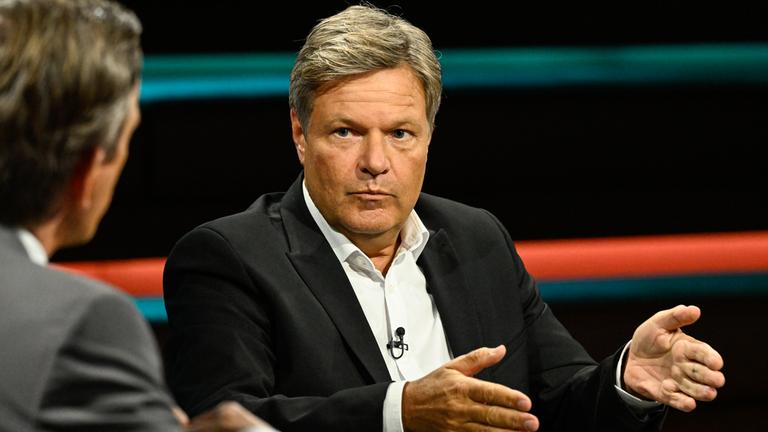 Robert Habeck sitzt im Studio von Markus Lanz