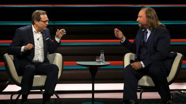 CSU-Generalsekretär Martin Huber und Grünen-Politiker Anton Hofreiter sprechen miteinander.